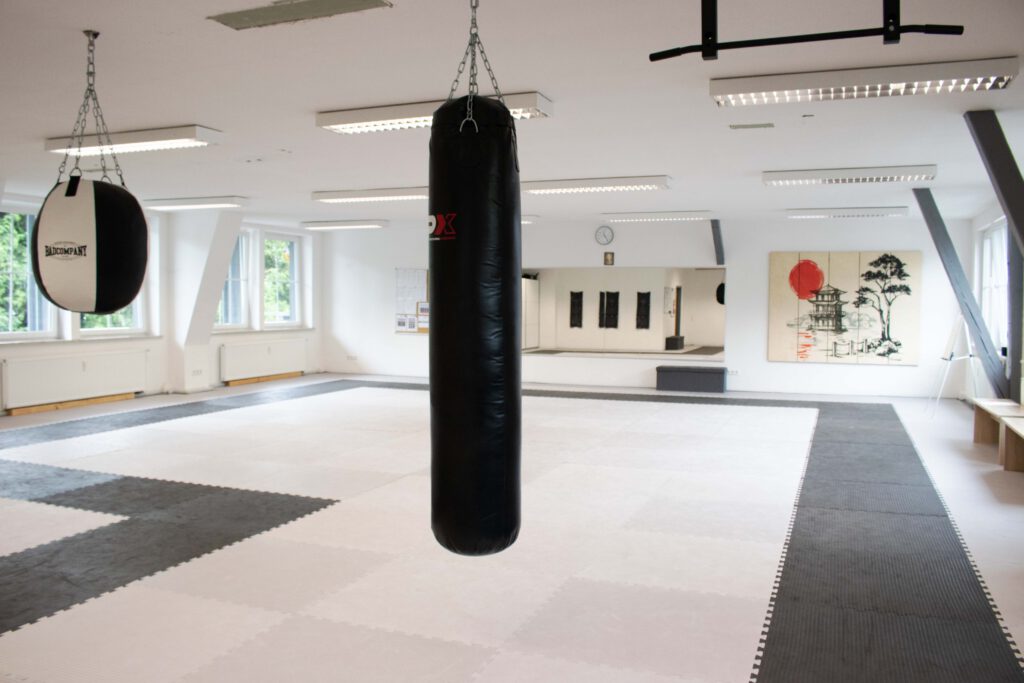 Der Trainingsraum der Schule für Kampfsport in Wangen hat einen großen Spiegel und Boxsäcke.