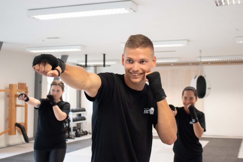 Ein Mann und zwei Frauen während des Boxtrainings der Kampfsportschule in Wangen.